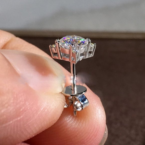 *NEW 18K 2.5 CT Solitaire Diamond Stud Earrings - Picture 5 of 6